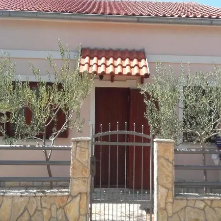 Apartman Smilje I Maslina - One Bedroom With Terrace 2 *