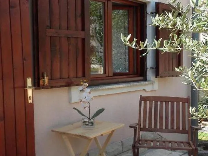 Апартаменты Smilje I Maslina - One Bedroom With Terrace 2 Горни-Карин